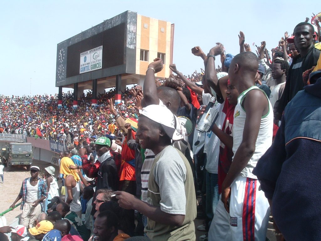 Supporters lors d’un match de football à l’Independence Stadium en Gambie