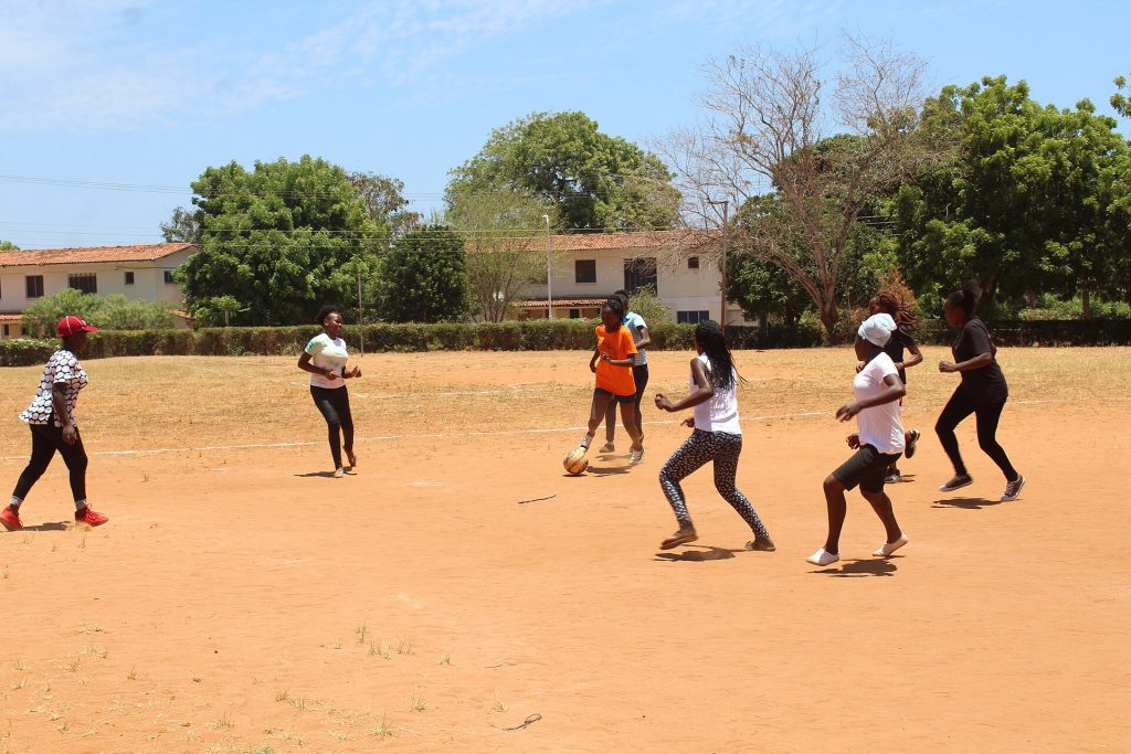 Match de football féminin au Kenya